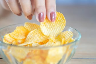 Heißhunger: Entspannungsübungen können gegen das Verlangen nach einer Tüte Chips helfen.
