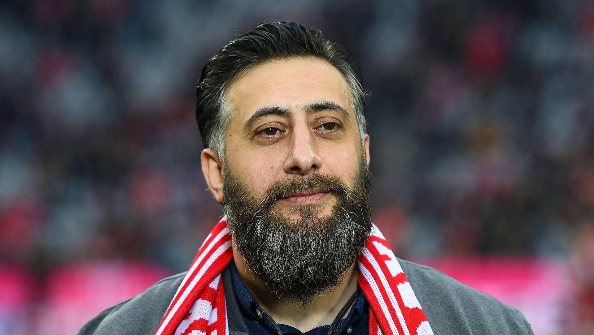 Stolzer Bayernfan: Schauspieler Kida Khodr Ramadan hält es mit dem FC Bayern München, doch nicht alles sieht er mit rosaroter Brille.