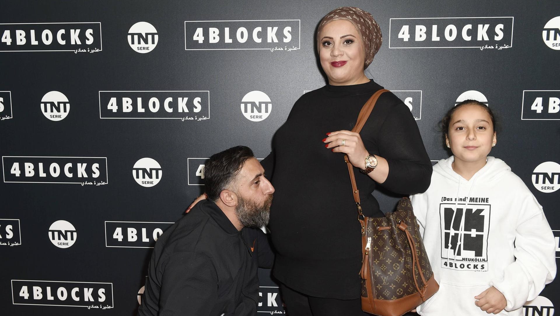 Vater von sechs Kindern: Kida Khodr Ramadan mit Ehefrau Meryem Ramadan und seiner Tochter Yasmin Ramadan bei einer Premiere von "4 Blocks" am Roten Teppich.