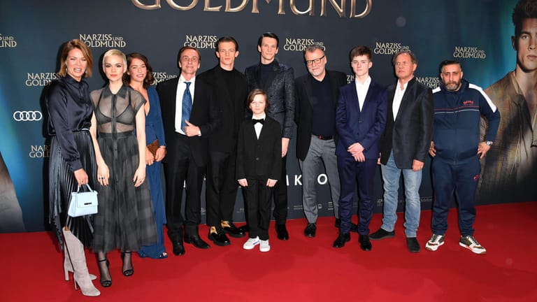 Kida Khodr Ramadan bei der Premiere des Kinofilms "Narziss und Goldmund": Regisseur Stefan Ruzowitzky steht drei Positionen links neben ihm.