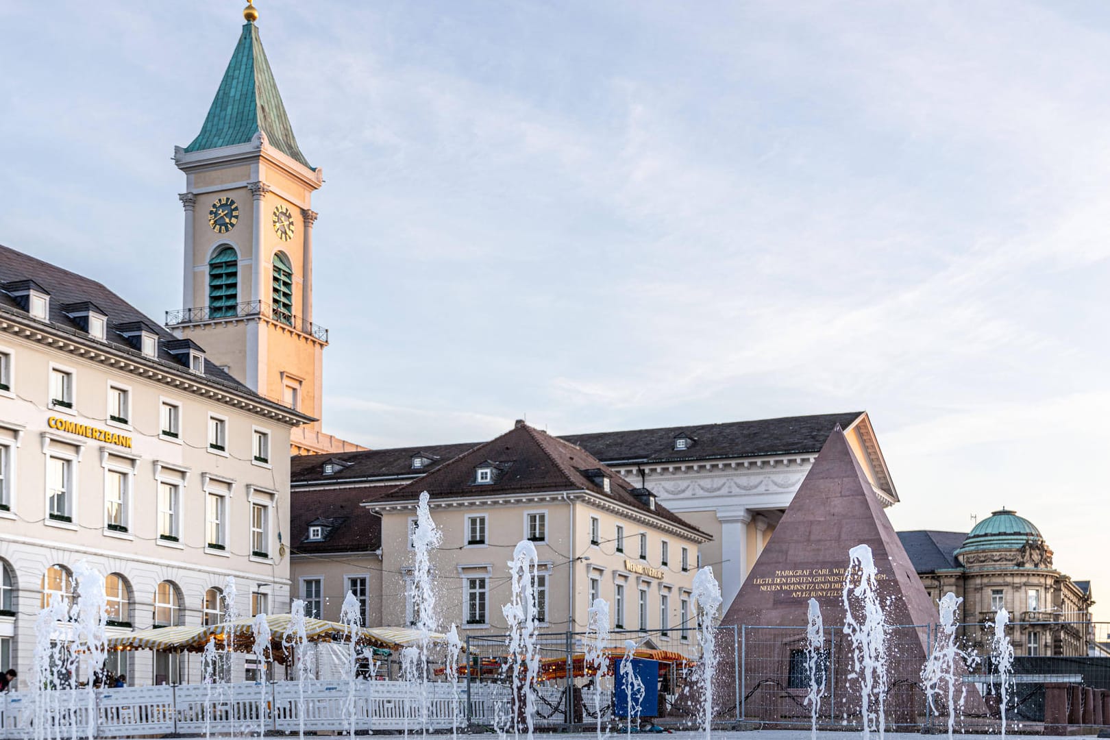 Ein Blick über den neu gestalteten Marktplatz: Jeden Mittwoch findet hier der Abendmarkt statt.