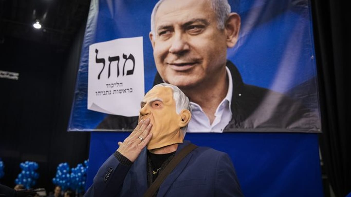 Ein Anhänger der Likud-Partei feiert die ersten Hochrechnungen.