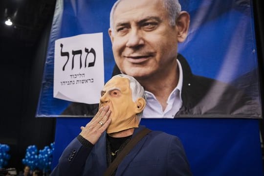 Ein Anhänger der Likud-Partei feiert die ersten Hochrechnungen.