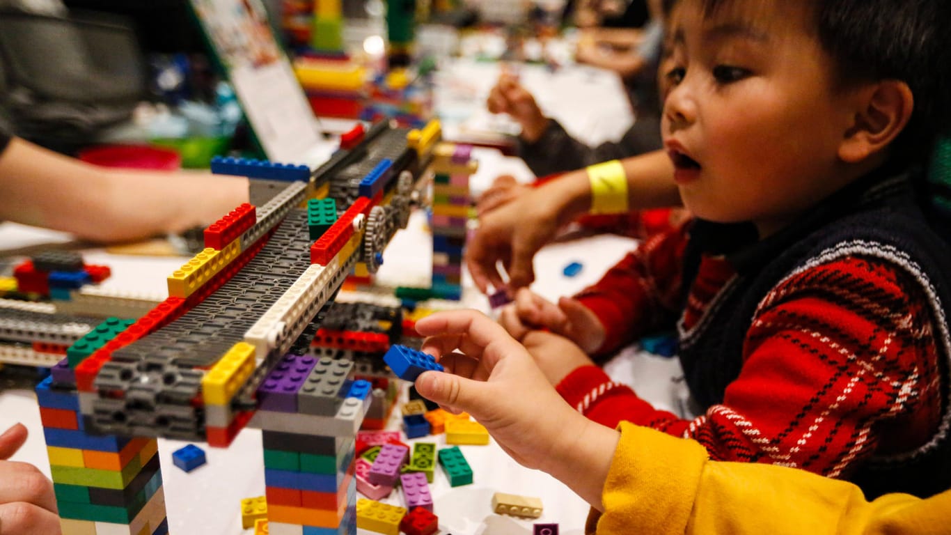 Ein Kind spielt mit Lego-Bausteinen: Der schwedische Konzern hat einen Umsatzrekord erzielt.