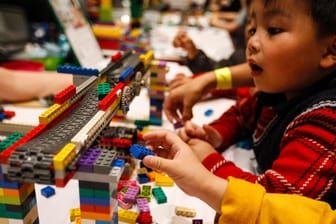Ein Kind spielt mit Lego-Bausteinen: Der schwedische Konzern hat einen Umsatzrekord erzielt.