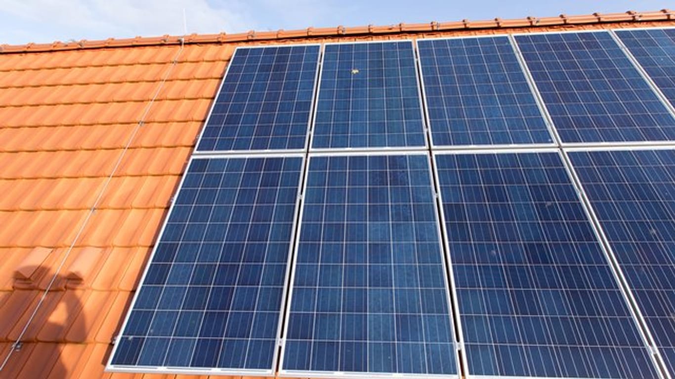 Photovoltaikanlage: Größere Schäden kann man meist selbst erkennen, etwa von Dachfenstern aus.