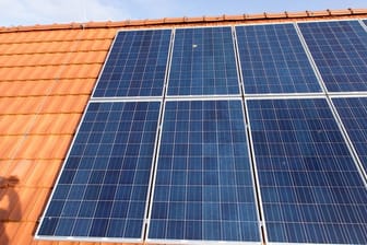 Photovoltaikanlage: Größere Schäden kann man meist selbst erkennen, etwa von Dachfenstern aus.