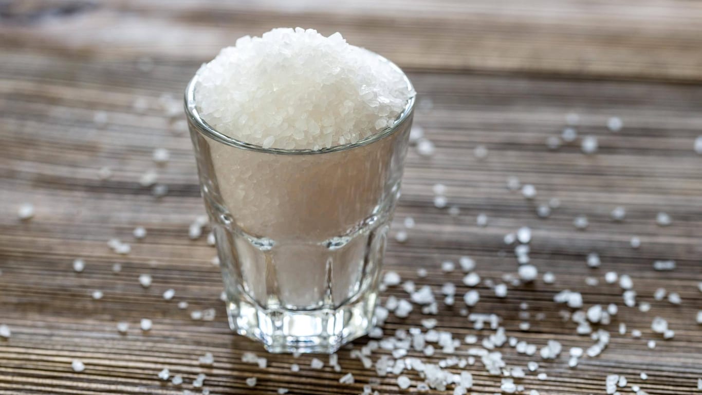 Salz: Zum Einstieg in die salzarme Küche eignen sich kräftige Kräuter und Gewürze.