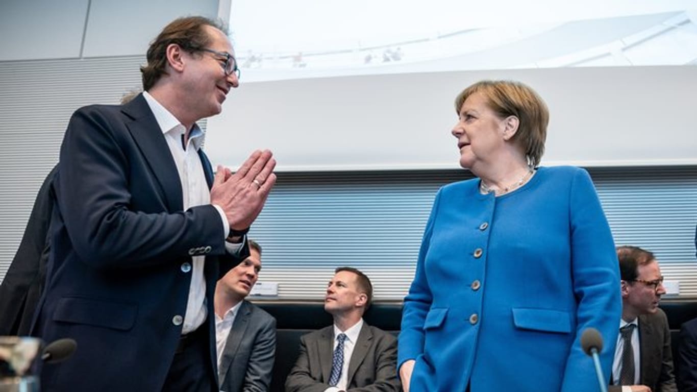 Aus Vorsicht vor Coronavirus: CSU-Politiker Alexander Dobrindt gibt Bundeskanzlerin Angela Merkel nicht die Hand, sondern begrüßt sie mit gefalteten Händen.
