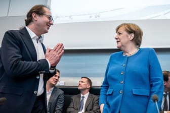 Aus Vorsicht vor Coronavirus: CSU-Politiker Alexander Dobrindt gibt Bundeskanzlerin Angela Merkel nicht die Hand, sondern begrüßt sie mit gefalteten Händen.