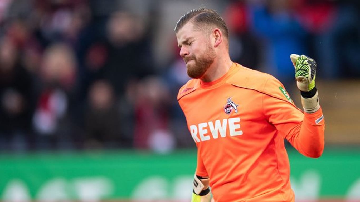 Ob Kölns Torwart Timo Horn gegen den SC Paderborn spielen kann, steht noch nicht fest.