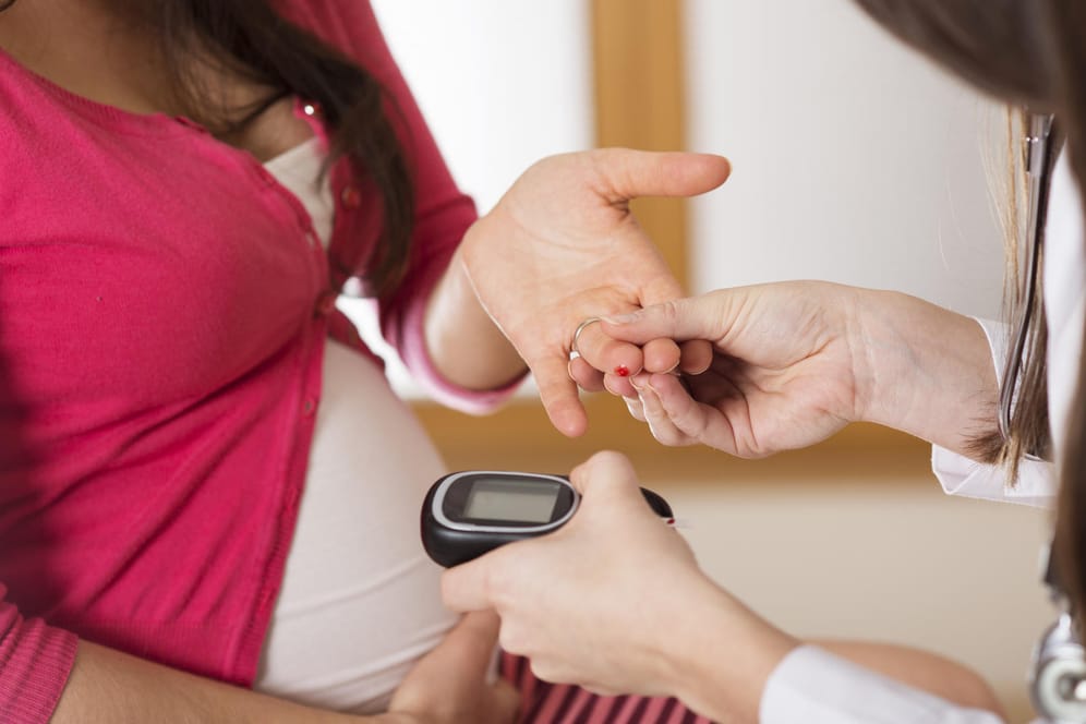 Ein Blutzuckertest stellt fest, ob ein Schwangerschaftsdiabetes vorliegt.