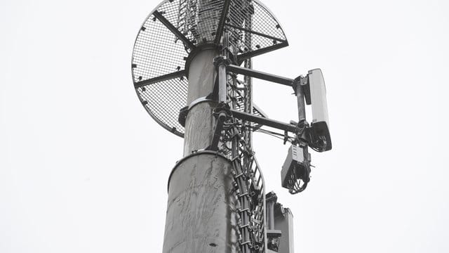 Mobilfunkantennen den Mobilfunkstandard 5G sind an einem Mobilfunkmast angebracht. Mobilfunkantennen den Mobilfunkstandard 5G sind an einem Mobilfunkmast angebracht.