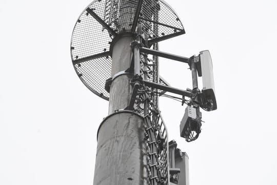 Mobilfunkantennen den Mobilfunkstandard 5G sind an einem Mobilfunkmast angebracht.