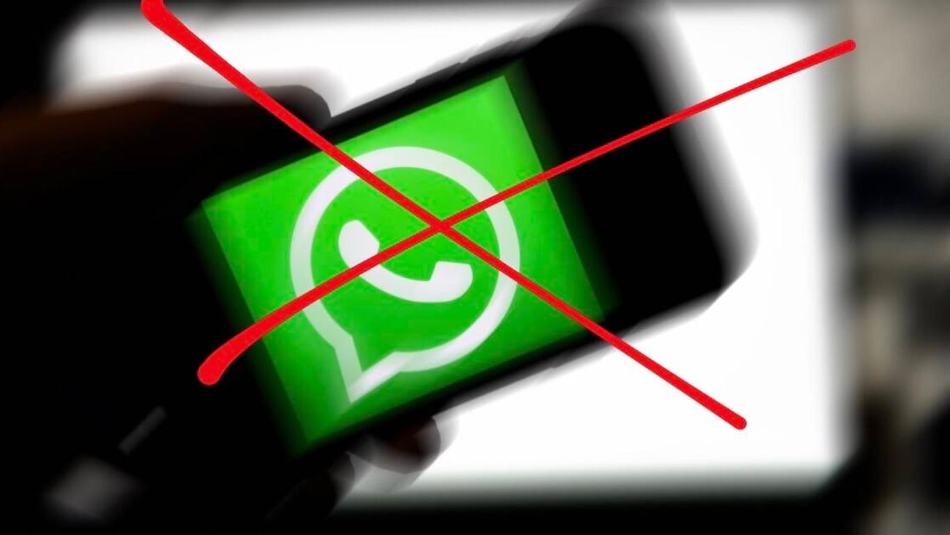 Ein Handy mit WhatsApp-Logo, das Bild ist durchgestrichen: Diese Fehler sollten Sie bei WhatsApp nicht begehen.