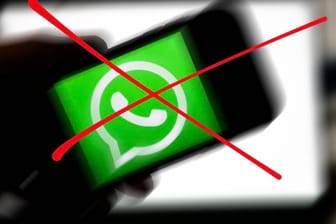Ein Handy mit WhatsApp-Logo, das Bild ist durchgestrichen: Diese Fehler sollten Sie bei WhatsApp nicht begehen.