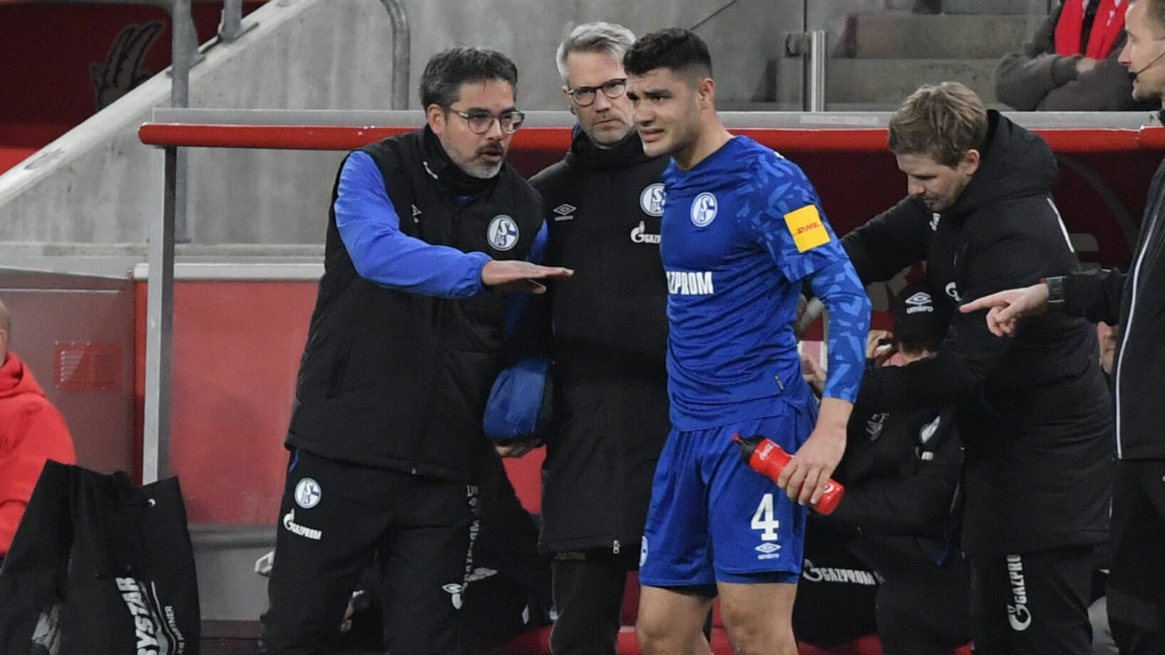 Litt nach einem Zusammenstoß im Köln-Spiel an starken Schmerzen: Schalkes Ozan Kabak. Litt nach einem Zusammenstoß im Köln-Spiel an starken Schmerzen: Schalkes Ozan Kabak.