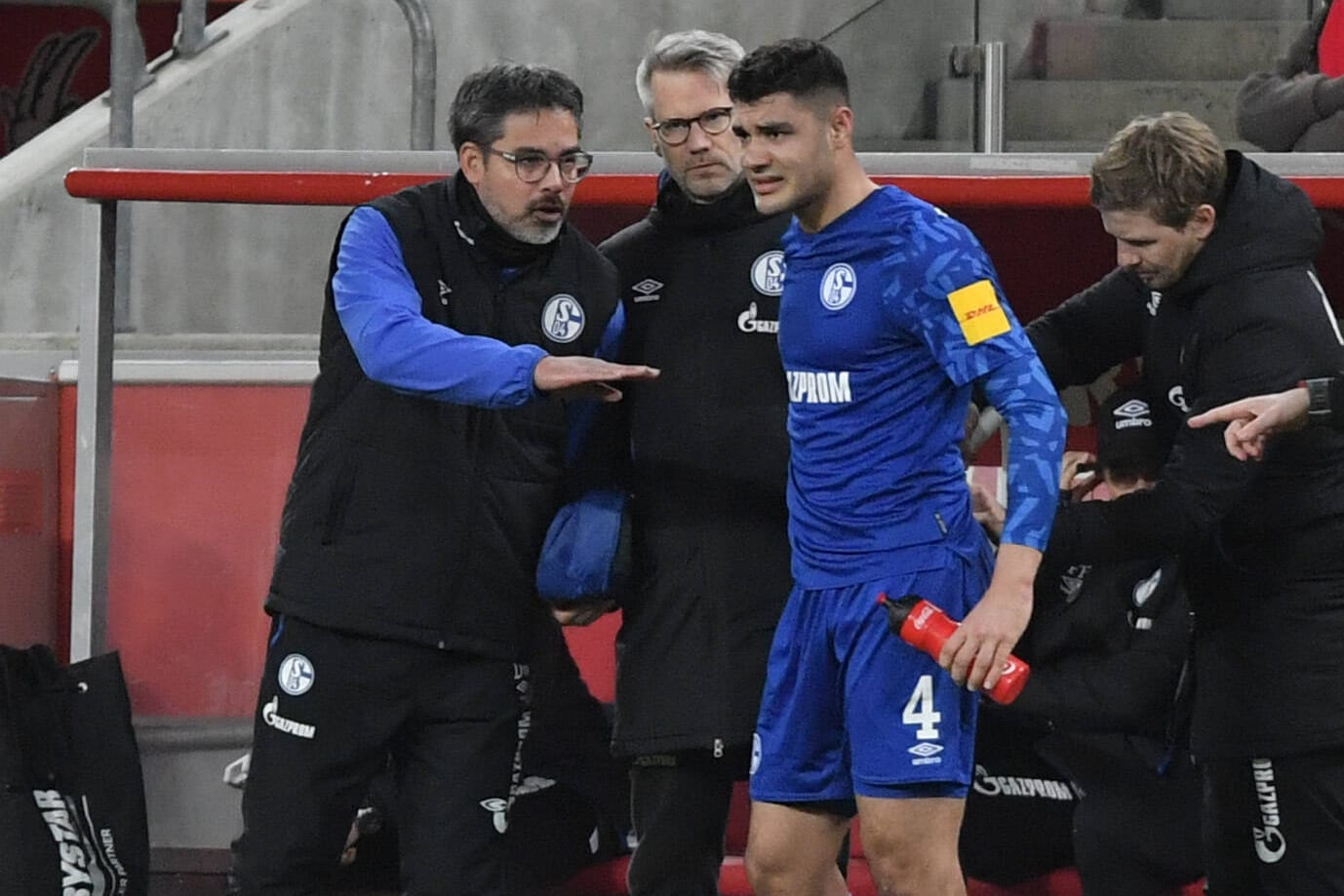 Litt nach einem Zusammenstoß im Köln-Spiel an starken Schmerzen: Schalkes Ozan Kabak.