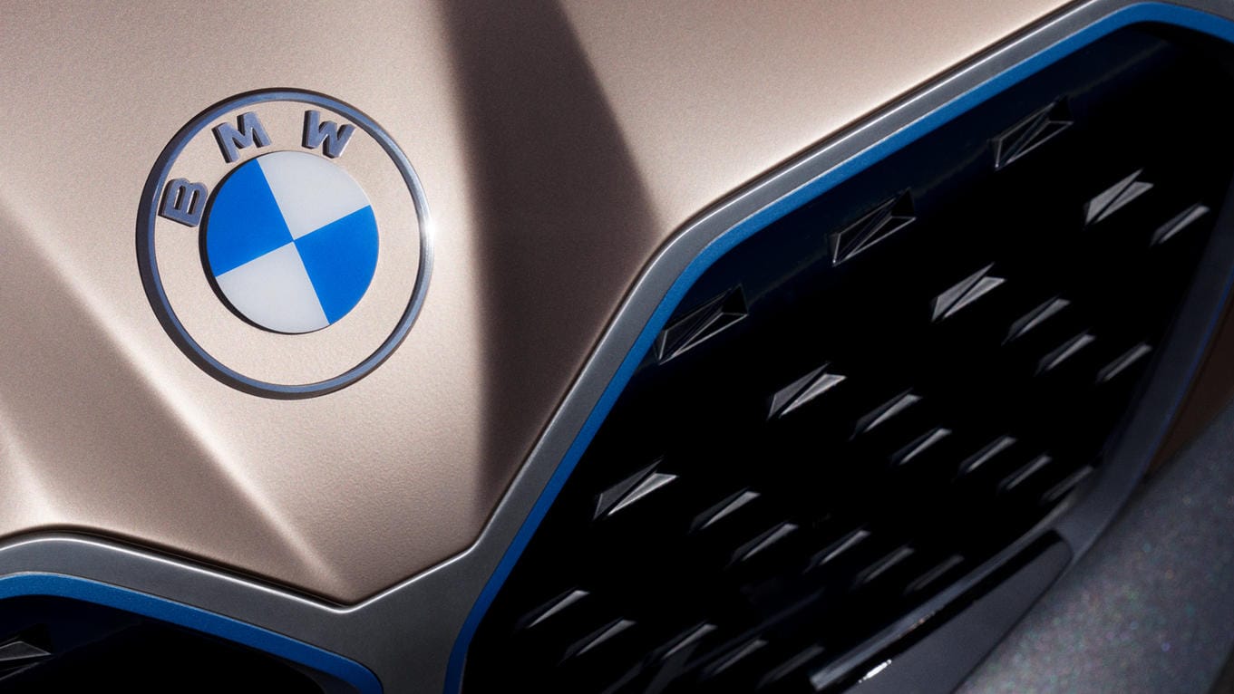 Überraschung am BMW i4 Concept: Das Elektroauto zeigt ein neues Markenlogo.
