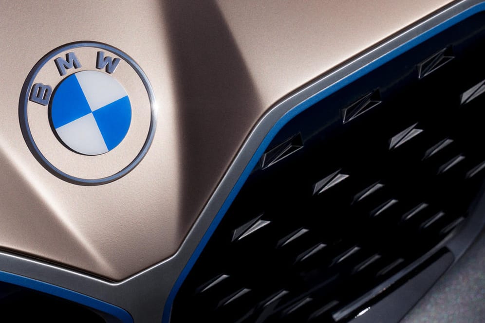 Überraschung am BMW i4 Concept: Das Elektroauto zeigt ein neues Markenlogo.