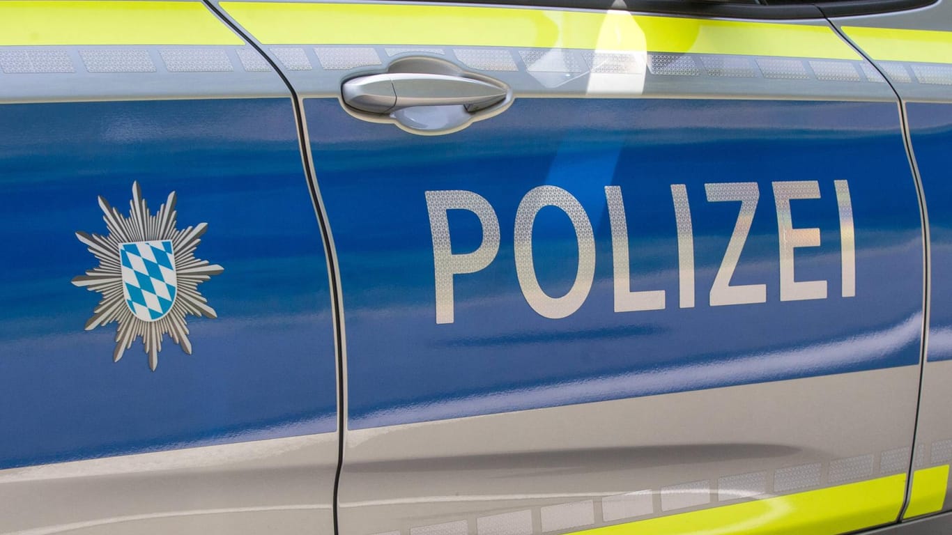 Einsatzfahrzeug der Polizei Bayern: Die Verdächtige wurde wegen ihrer psychischen Verfassung in ein Bezirkskrankenhaus gebracht.