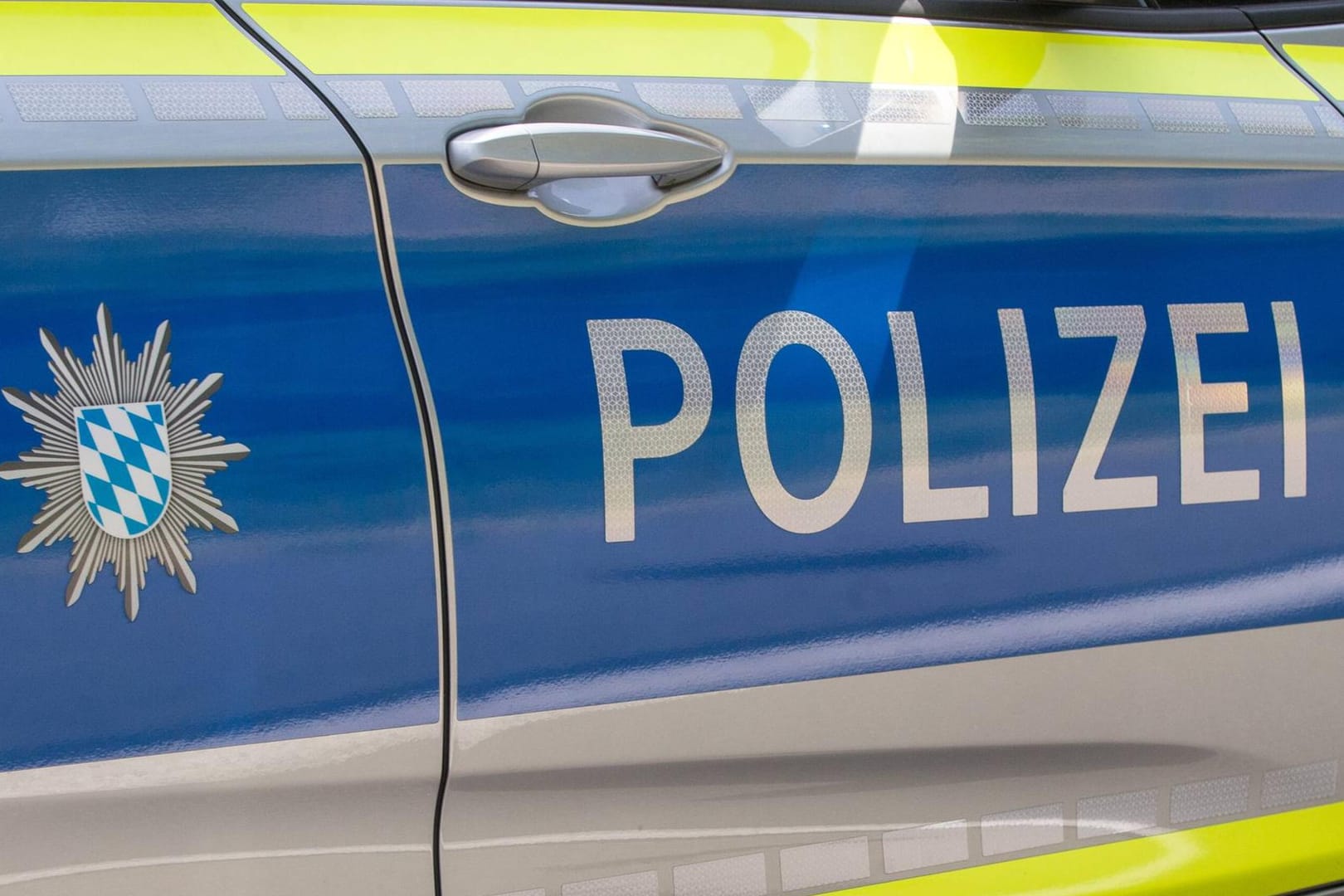 Einsatzfahrzeug der Polizei Bayern: Die Verdächtige wurde wegen ihrer psychischen Verfassung in ein Bezirkskrankenhaus gebracht.