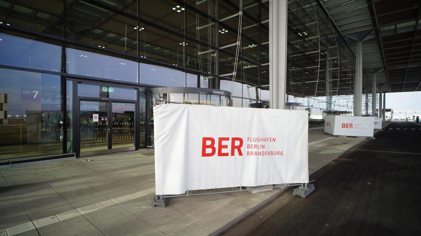 Ein Banner vor dem neuen Hauptstadtflughafen BER: Laut Einschätzung der Lufthansa ist die Anbindung des Flughafens an den öffentlichen Nahverkehr noch nicht ausreichend.