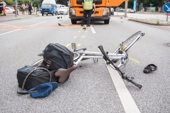 Verkehrsunfall in Hamburg: Der Radfahrer stieß mit einem Lkw zusammen und wurde lebensgefährlich verletzt.