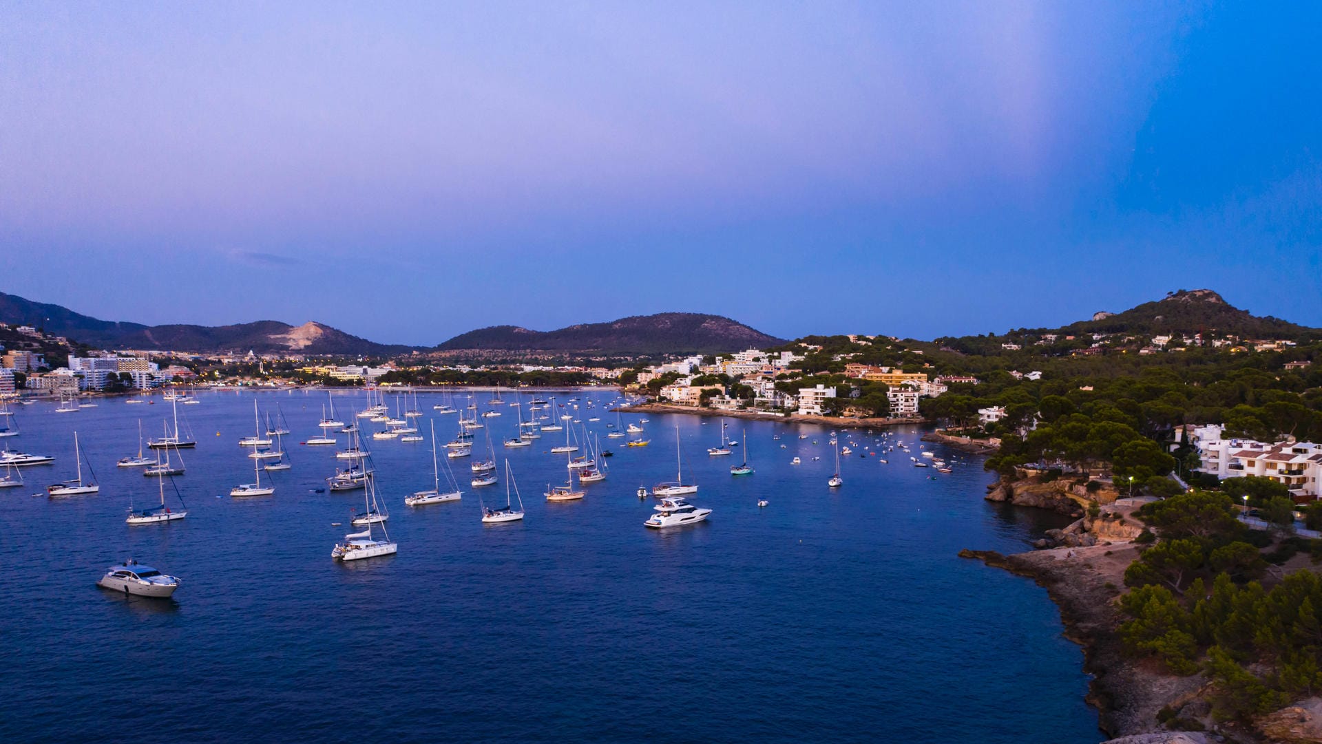 Blick auf Santa Ponca, Mallorca: Urlauber überlegen 2020, ob sie ihre Reisen wegen der Corona-Epidemie stornieren sollen.