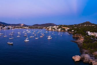 Blick auf Santa Ponca, Mallorca: Urlauber überlegen 2020, ob sie ihre Reisen wegen der Corona-Epidemie stornieren sollen.
