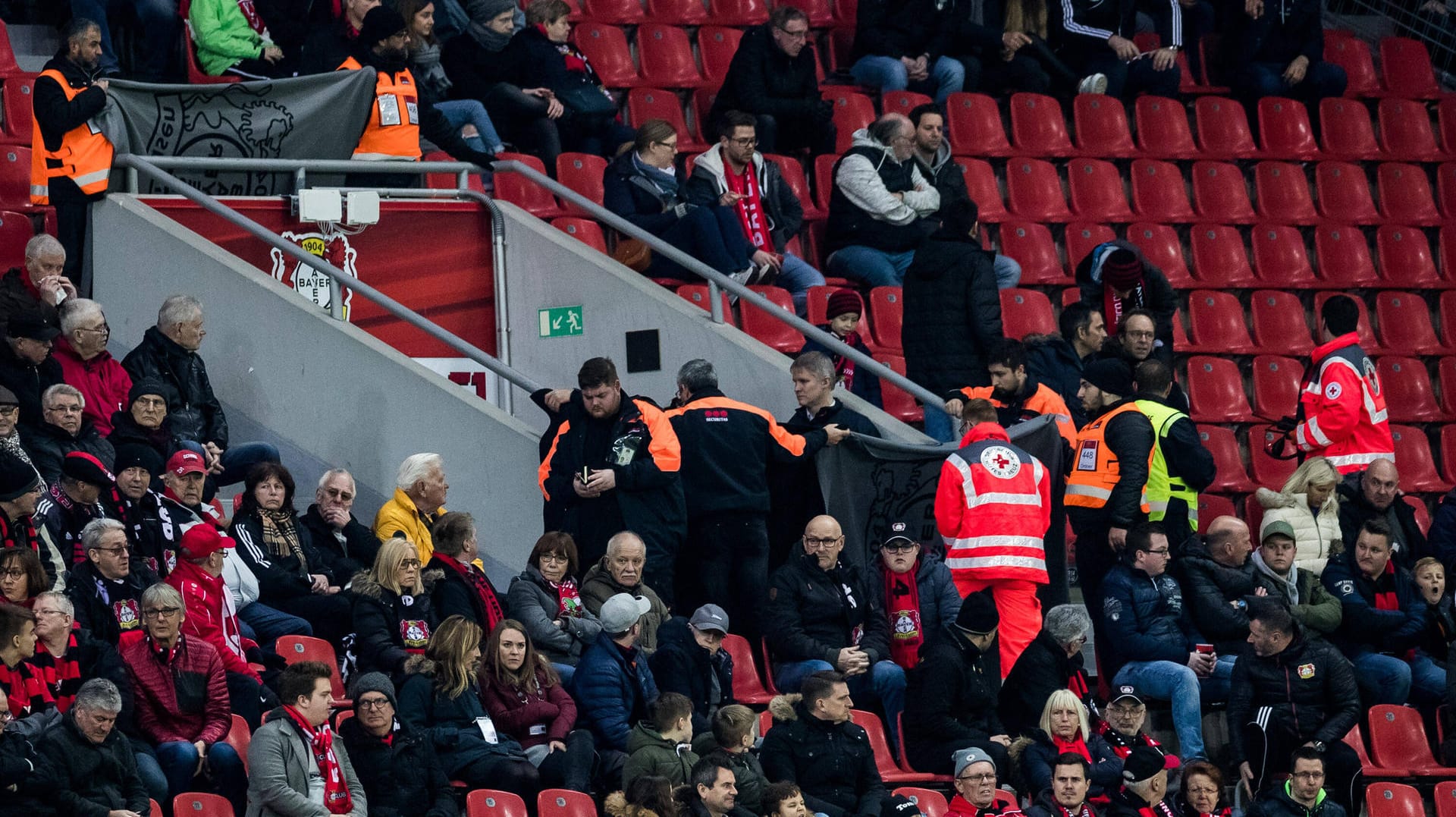 Auf der Tribüne der BayArena: Sanitäter kümmern sich um einen Fan.