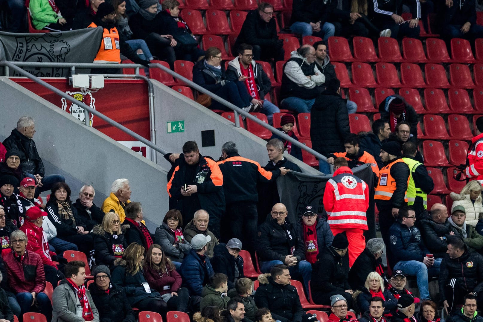 Auf der Tribüne der BayArena: Sanitäter kümmern sich um einen Fan.