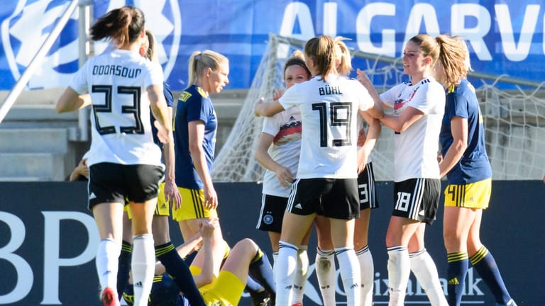 Die DFB-Frauen freuen sich über den 1:0-Führungstreffer von Svenja Huth gegen Schweden.