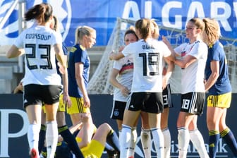 Die DFB-Frauen freuen sich über den 1:0-Führungstreffer von Svenja Huth gegen Schweden.