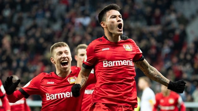 Leverkusens Spieler feiern das Tor von Charles Aranguiz (l) zum 2:1 gegen Union Berlin. Leverkusens Spieler feiern das Tor von Charles Aranguiz (l) zum 2:1 gegen Union Berlin.