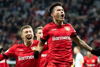 Leverkusens Spieler feiern das Tor von Charles Aranguiz (l) zum 2:1 gegen Union Berlin.