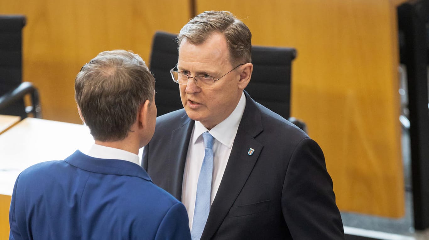 Erfurt: Der neu gewählte Ministerpräsident Bodo Ramelow verweigert AfD-Fraktionschef Björn Höcke den Handschlag nach der Wahl.