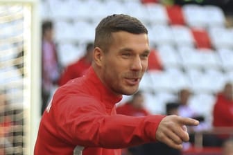 Lukas Podolski von Antalyaspor gestikuliert beim Aufwärmen.