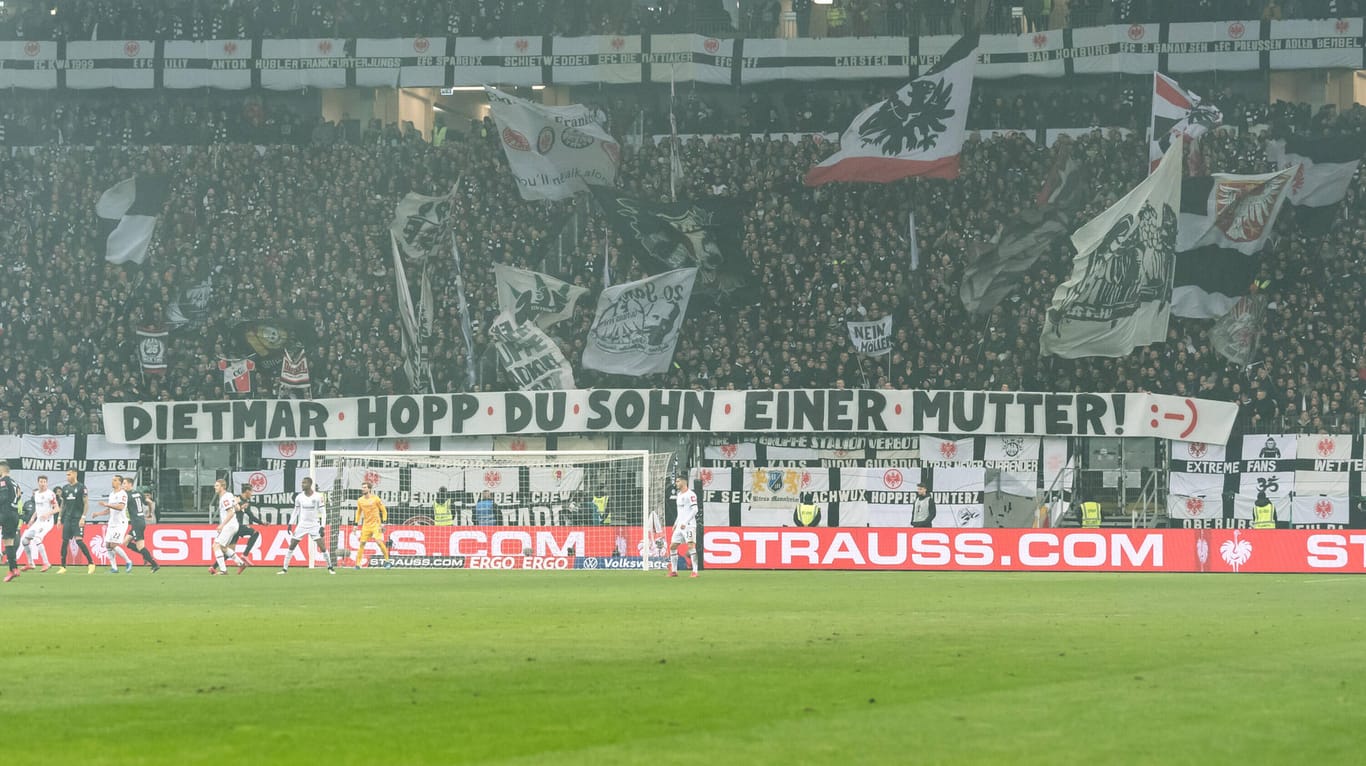 Originell: Die Ultras von Eintracht Frankfurt mit dem etwas anderen Dietmar-Hopp-Banner.