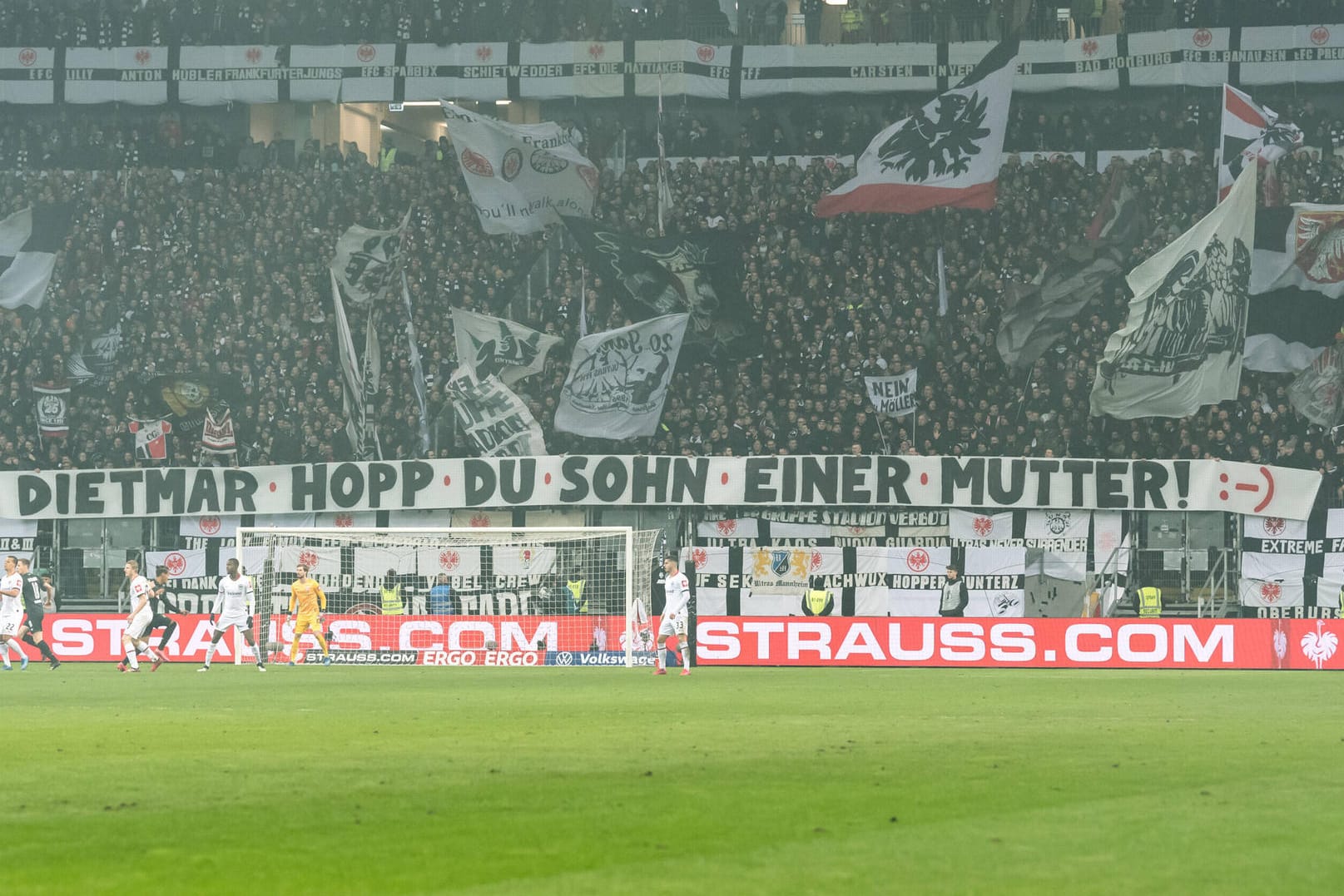 Originell: Die Ultras von Eintracht Frankfurt mit dem etwas anderen Dietmar-Hopp-Banner.