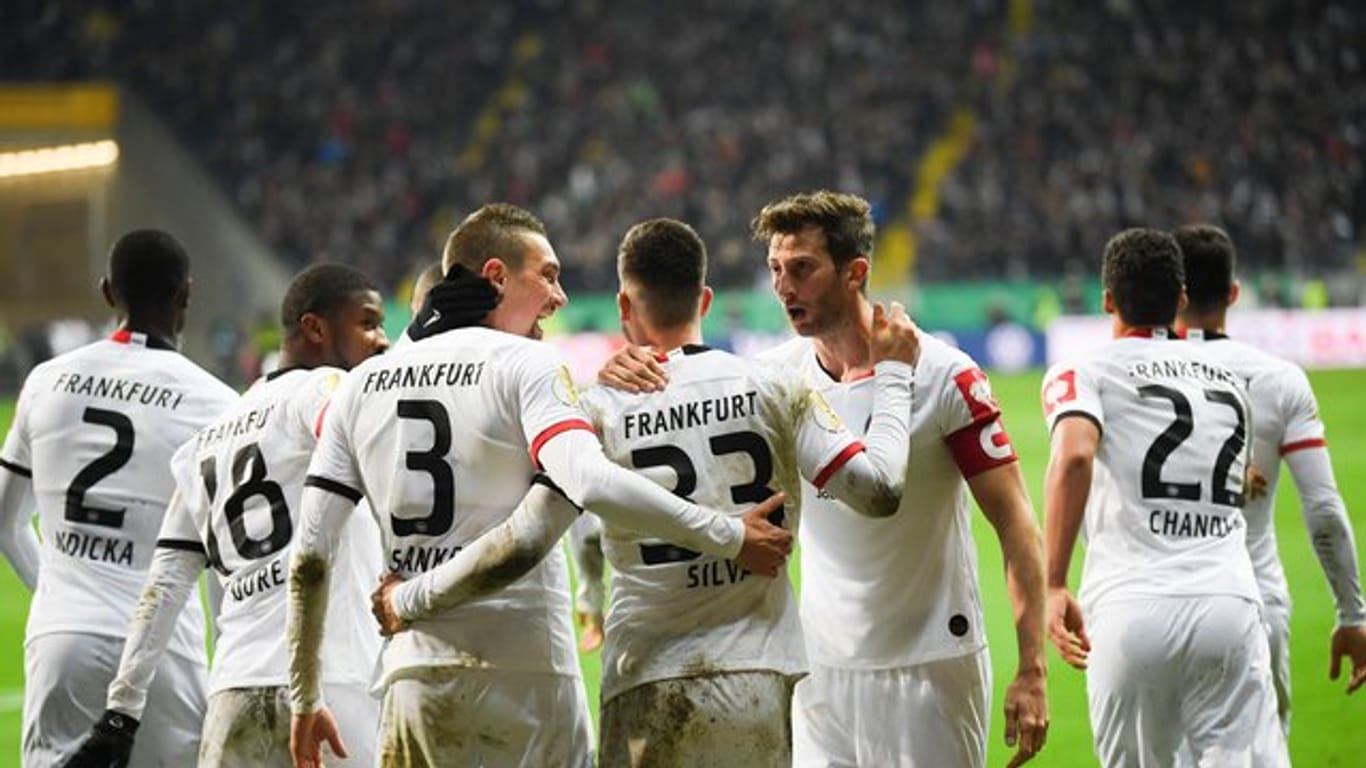 Die Spieler von Eintracht Frankfurt feiern die Führung im Spiel gegen Werder Bremen.