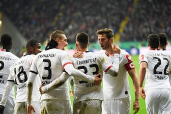 Die Spieler von Eintracht Frankfurt feiern die Führung im Spiel gegen Werder Bremen.