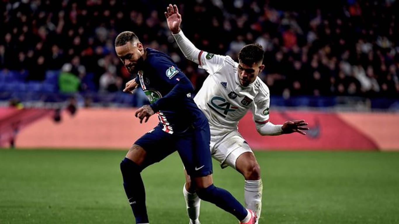 Neymar (l) von Paris Saint-Germain kämpft um den Ball.