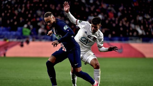 Neymar (l) von Paris Saint-Germain kämpft um den Ball.