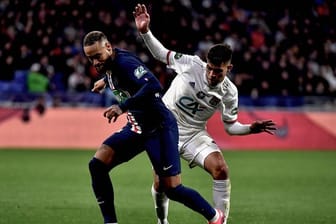 Neymar (l) von Paris Saint-Germain kämpft um den Ball.