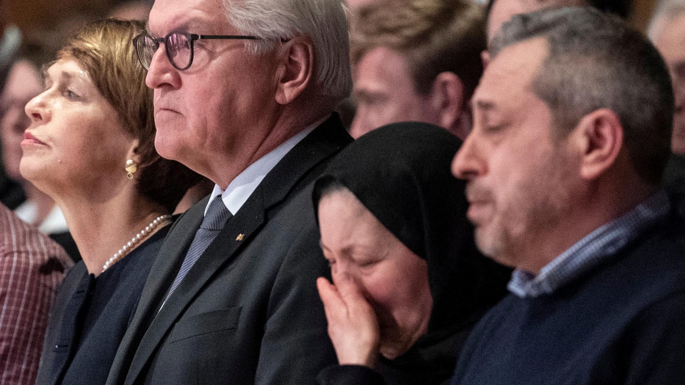 Hanau: Bundespräsident Frank-Walter Steinmeier (2.v.l), seine Ehefrau Elke Büdenbender (l) und Angehörige der Opfer nehmen an der Gedenkfeier für die Opfer des Anschlags von Hanau teil.