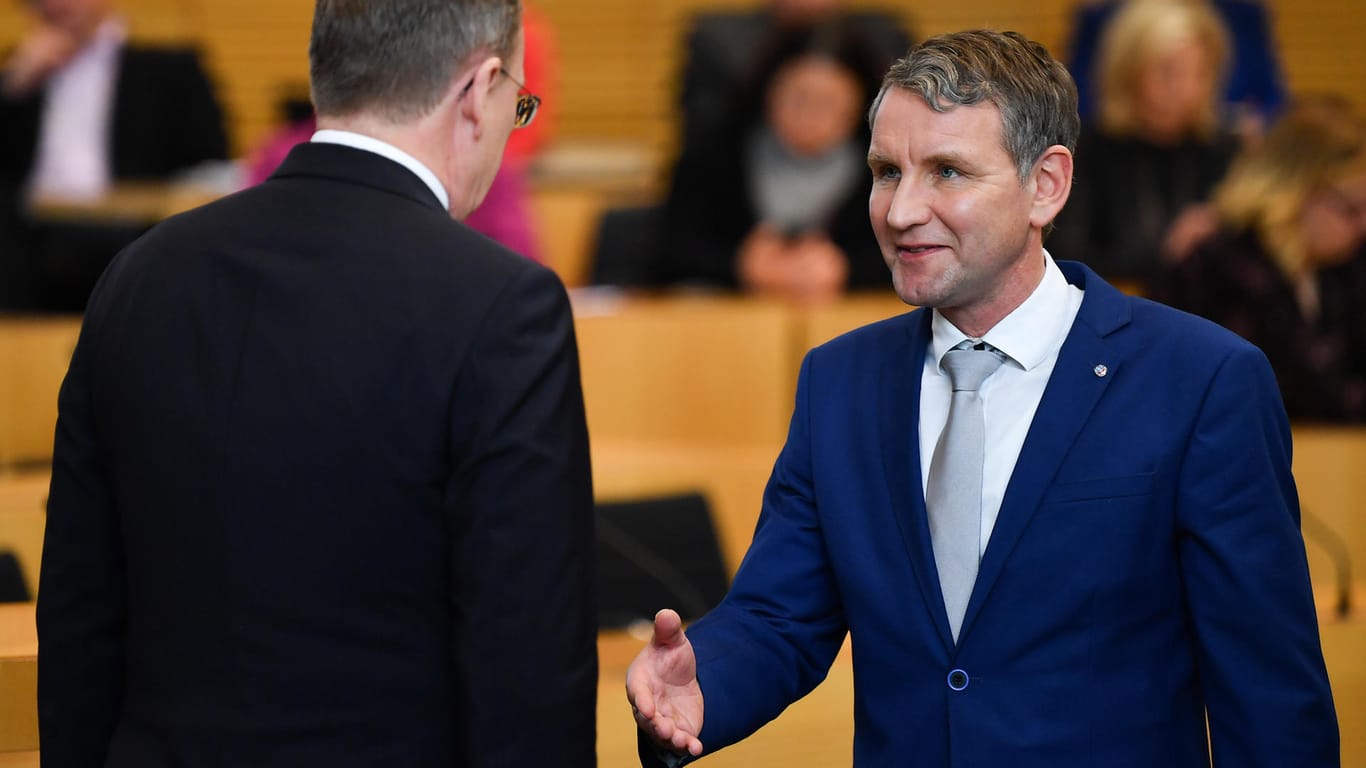 Der neu gewählte Ministerpräsident Bodo Ramelow verweigert dem gratulierenden AfD-Fraktionsvorsitzenden Björn Höcke den Handschlag.
