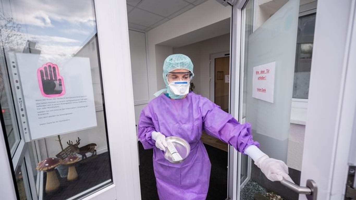 Eine Ärztin mit Abstrichbesteck in einem Medizinischen Versorgungszentrum in Groß-Gerau.