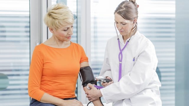 Was fehlt der Patientin? Viele Volkskrankheiten gelten selbst bei Ärztinnen und Ärzten noch immer als Männerkrankheit - obwohl das gar nicht stimmt. Was fehlt der Patientin? Viele Volkskrankheiten gelten selbst bei Ärztinnen und Ärzten noch immer als Männerkrankheit - obwohl das gar nicht stimmt.