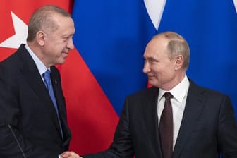 Handschlag in Moskau: der türkische Präsident Recep Tayyip Erdogan und sein russischer Amtskollege Wladimir Putin (r).